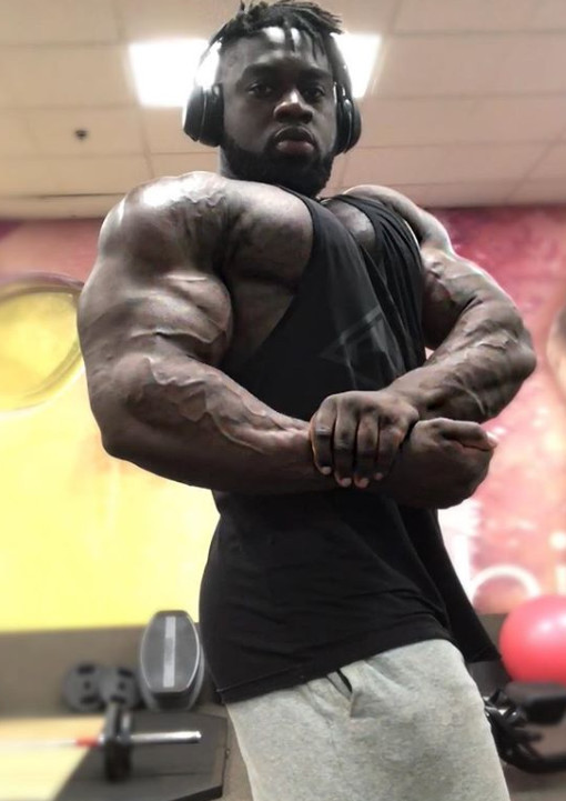 黑人肌肉霸主肌肉强壮如铁块,网友:黑色体质就是棒