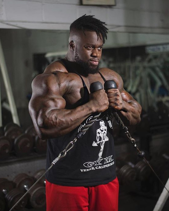 黑人肌肉霸主肌肉强壮如铁块,网友:黑色体质就是棒