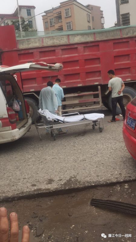 今天,廉江一骑单车老人遭泥头车碾压
