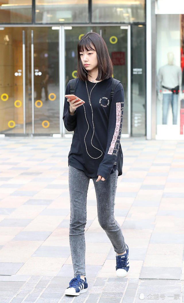 经典的牛仔裤永不过时,到三里屯来看看哪款适合你.(图 曹作兰)