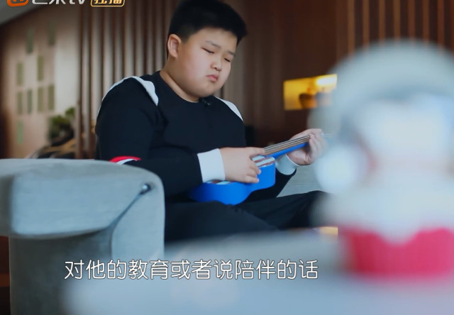 变形计再次迎来明星儿子曝光父母身份后明星都得礼让三分