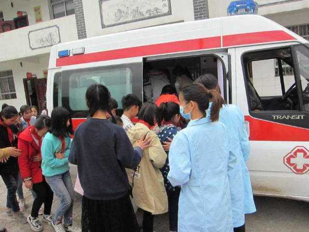 救护车进高校被硬拦,保安:先把6块钱停车费交了,否则不许出行