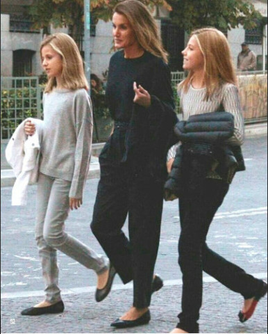 7年前莱昂诺尔公主和妹妹索菲亚观看音乐剧,艺