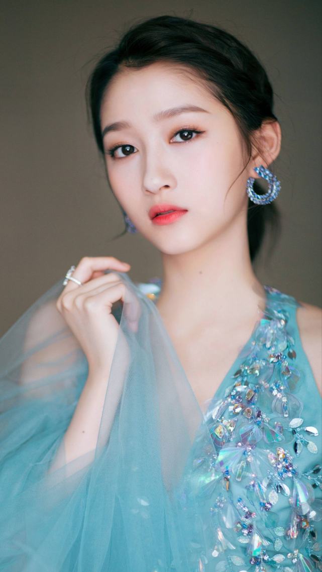 关晓彤p图太猛?最新舞台造型又美又飒,手却小得吓人,其实这次冤枉她了