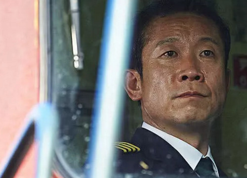 釜山行:为何列车长不直接逃命?看到他的臂章后,忍不住敬礼!