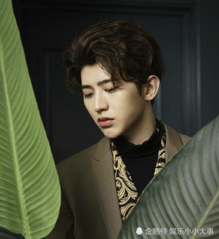 蔡徐坤机场被私生饭近拍,本以为造型很一般,当镜头拉近粉丝炸了