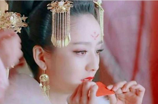 同样是"抿口红纸",佟丽娅最美,郭珍霓最媚,而她最奇葩