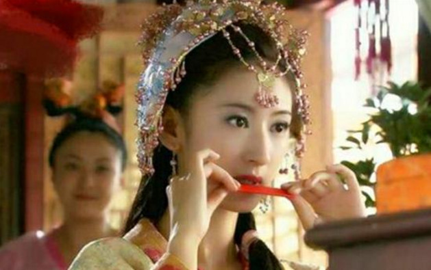 同样是"抿口红纸",佟丽娅最美,郭珍霓最媚,而她最奇葩