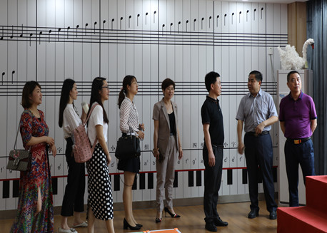 图2:马友平校长向光谷二小代表团介绍宝安附校功能室情况