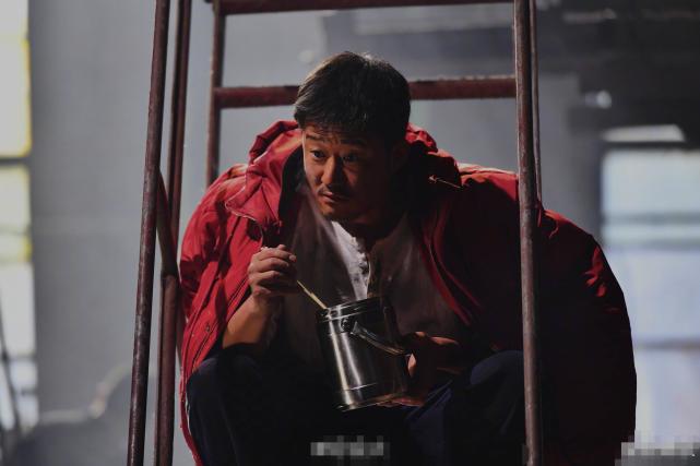 他与自己的替身演员就是在《攀登者》这部电影合作拍摄,吴京腿部因