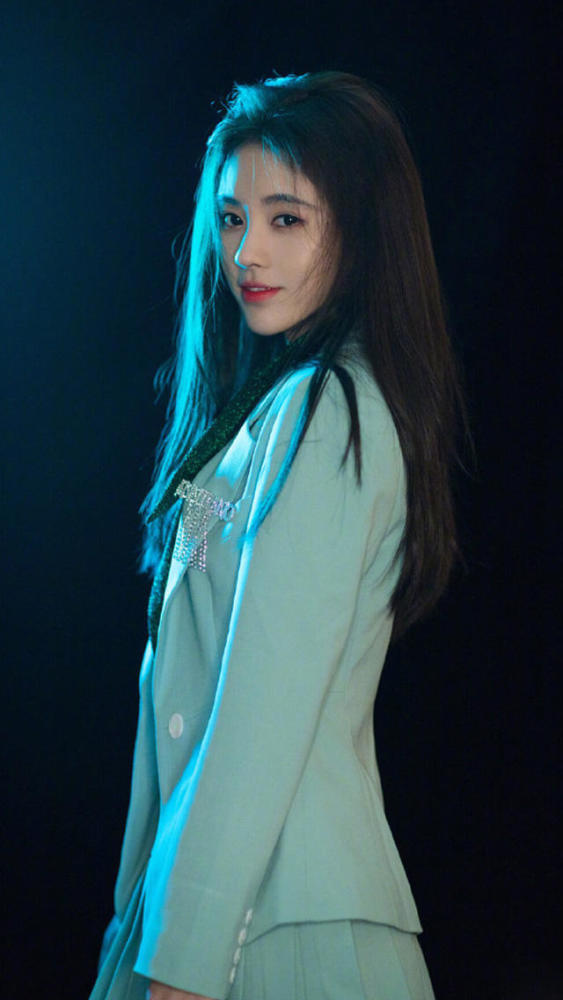 鞠婧祎活动照,身穿蒂凡尼蓝西装,富有女人味!