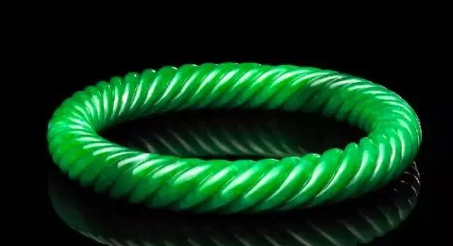 翡翠|慈禧太后戴过的翡翠朝珠，如今价值8亿，竟然在她手上？