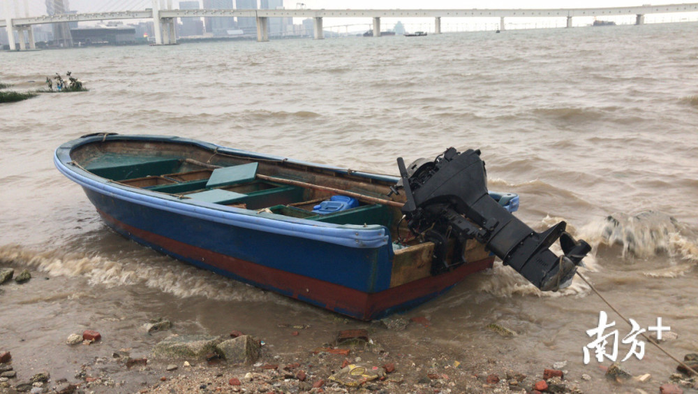 珠海偷渡者遇到警察玩起"冲浪",连船带人冲上海滩_腾讯新闻