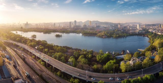 相得益彰,高空俯瞰这座景色优美并且文化底蕴沉厚的历史名城,泉城济南