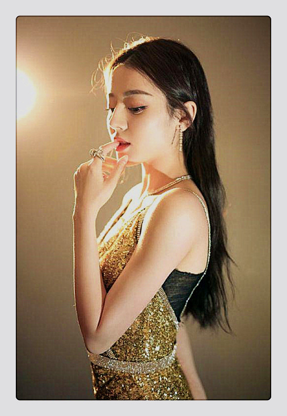 迪丽热巴一袭金色礼服,真的是低调又奢华,妥妥的小美女啊!