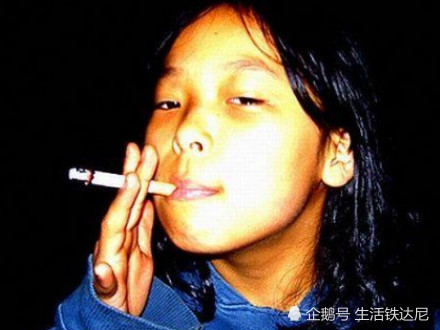 初中生抽烟的特征老师心知肚明00后有我当年的风范