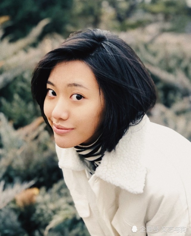 闫妮21岁女儿近照曝光,与妈妈宛如复制粘贴,母女俩就像姐妹花