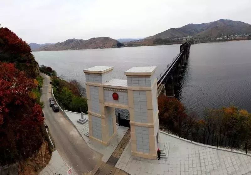 充满传奇色彩的上河口铁路大桥纵贯眼底,对岸的朝鲜清水郡依稀可见,还