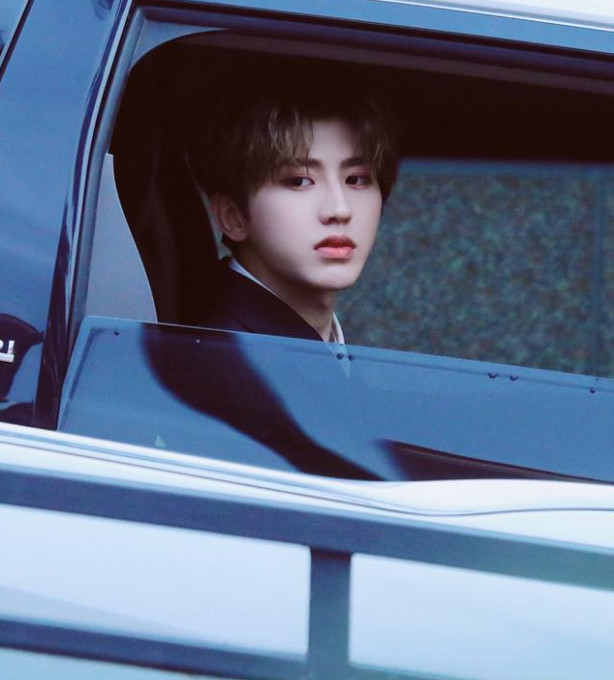 蔡徐坤代言奔驰,看到粉丝给他的留言后,网友:奔驰要"翻身"了