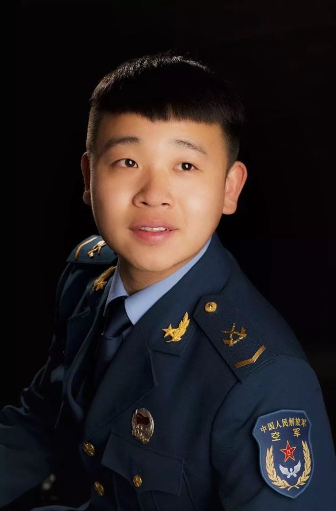空军某试训基地大漠砺剑工作室中士,曾就读于中国音乐学院声歌系,多次