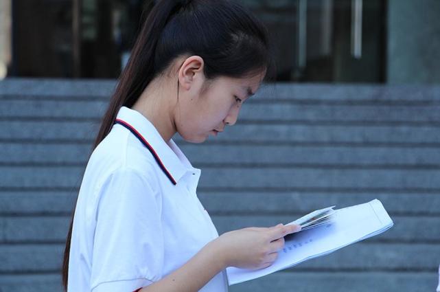 对于雨季女孩黄玉婷在"方舱医院"也不忘备战高考,你怎么看呢?