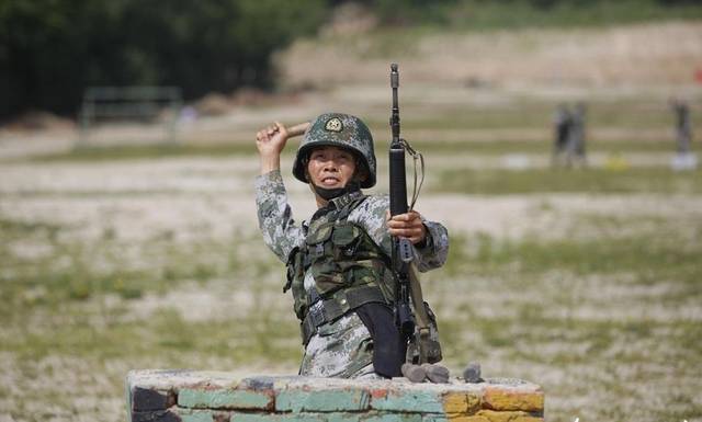 在部队,士兵们手榴弹扔多远才算合格?最高纪录至今无人能破
