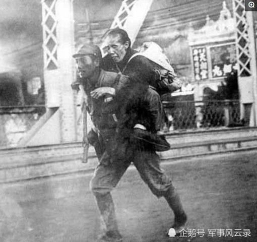 日本历史书上的南京:日军背中国老妇人过马路