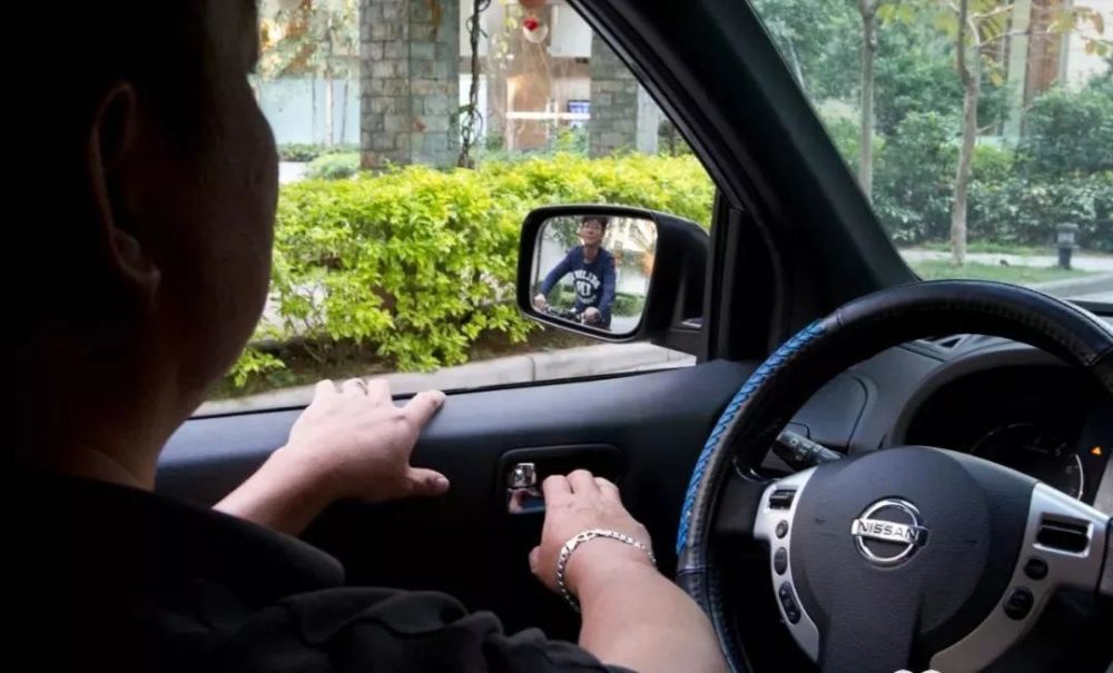 即用离车门最远的那只手 去开车门 从左侧下车用右手开门 从右侧下车