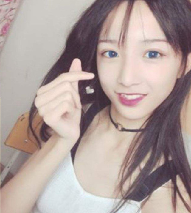 路人镜头中的艾比 形象完全女性化 粉丝 下辈子还做 女孩子