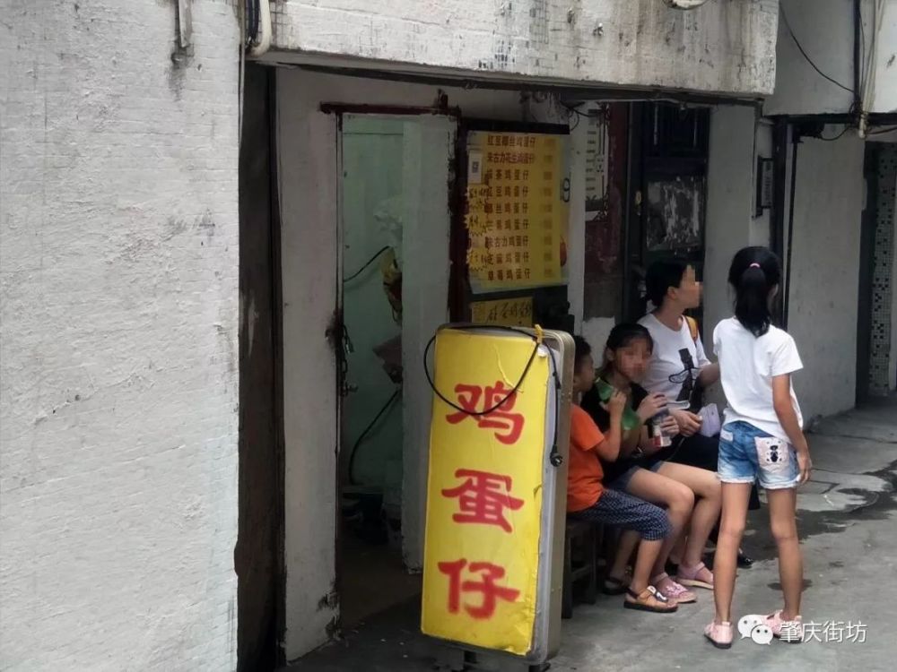 上学的时候, 田军英语是同学们吐槽点最多的地方