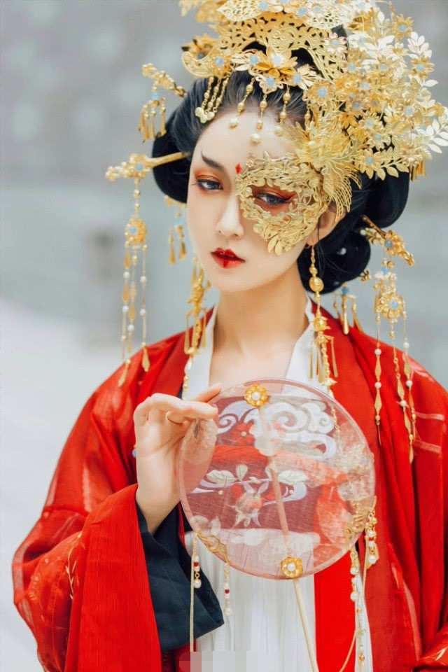 抖音"半面妆"火了?看到最后配套的小哥哥,网友:这都是钱!