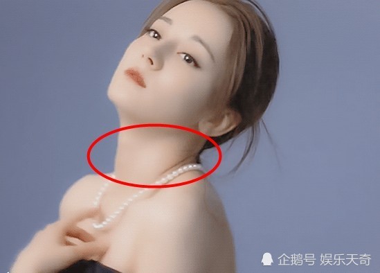 迪丽热巴真敬业,为显脖子长好抓拍使劲仰头,累的额头一层汗