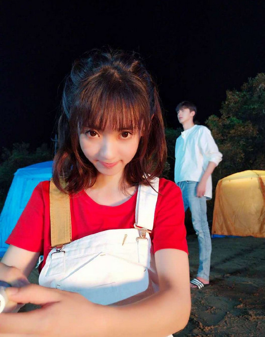 小时光:邢菲微博晒合照,看到林一评论后,网友:我承认我酸了