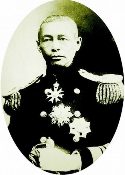 将军躺在椅子上熟睡,一士兵为其盖上毯子,将军:我将女儿嫁你吧