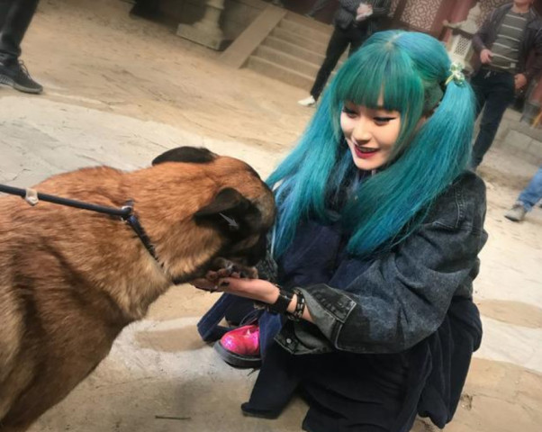 还记得《唐探2》的"绿"黑客吗?真实身份被曝光,生活照美哭了