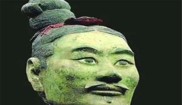 这只兵马俑独一无二,脸的颜色为原谅色,