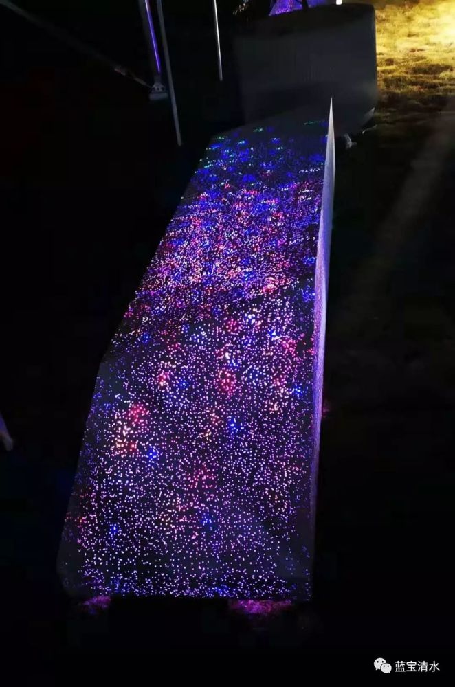 景观中的透光混凝土座椅,无光源的效果