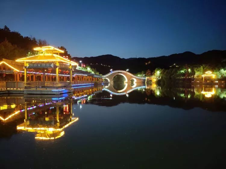 近日西乡樱桃沟外北环路几个路口已经摆满了樱桃,也标志着西乡樱桃