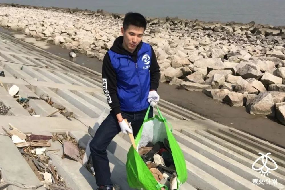 照片摄于3月15日，上海九段沙三甲港基地。志愿者捡到了各种类型的鞋
