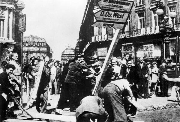 1944年8月,在大多数民众的支持下,法国抵抗运动战士摧毁了法国巴黎的