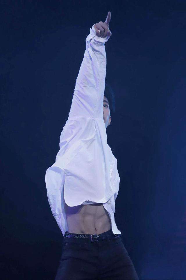 男明星都开始秀腹肌了,躲过了千玺和王俊凯,却没躲过张艺兴