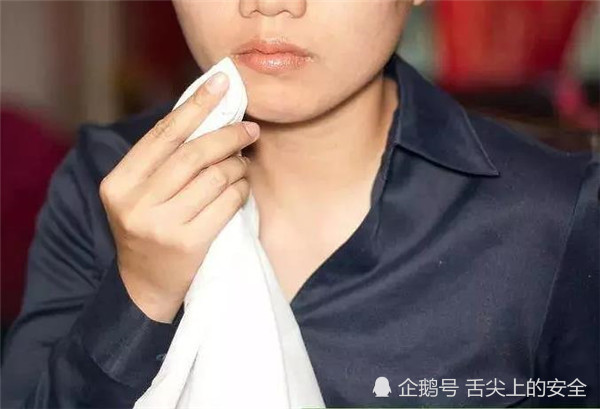 吃牛排时,服务员递给你的纸巾,不是让你擦嘴用的,不懂就丢脸了