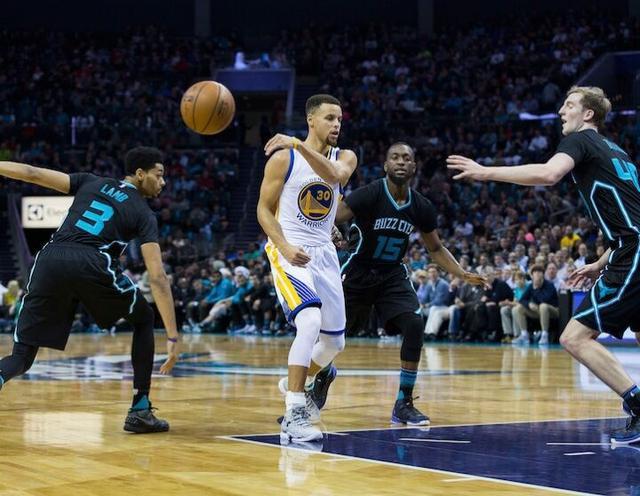 库里在与黄蜂的比赛中的传球瞬间