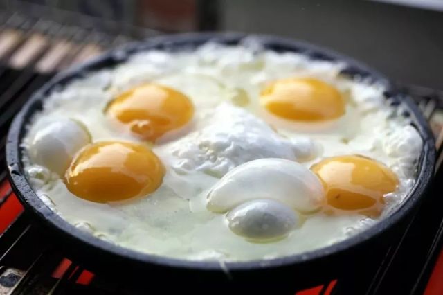 铁板煎鸡蛋看似简单   但是 抹上了酱料的鸡蛋可并不简单   而且还