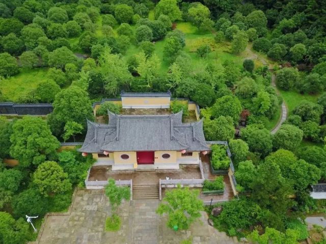 靈峰寺,靈峰寺 建於南北朝的梁代,距今已有 一千多年的歷史,現在 