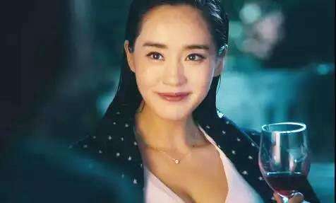 秋雅和袁华睡在床上时,谁注意到夏洛的做法?太真实了