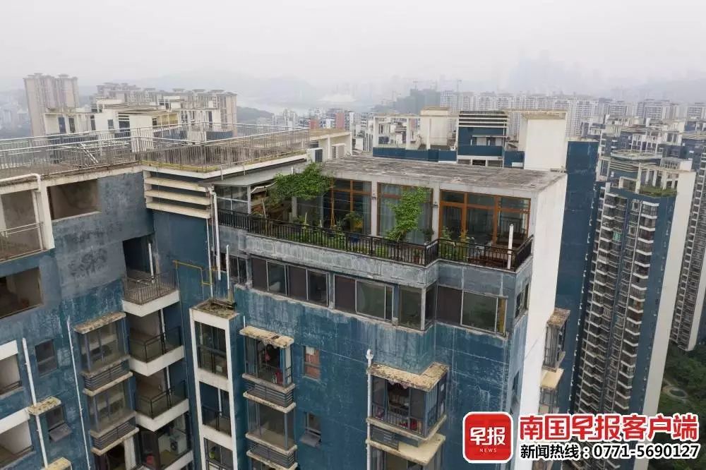 心慌慌!南寧一小區業主在樓頂各種違建,樓下住戶牆體開裂