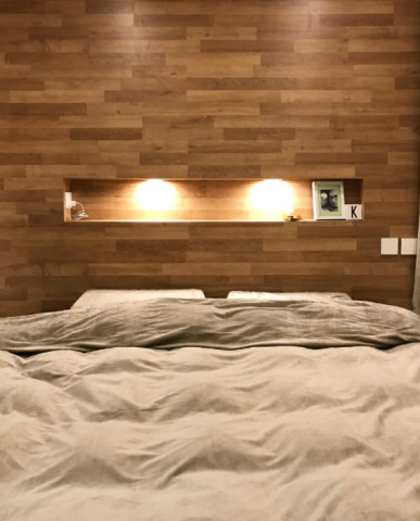 床背后铺贴木地板,还装了嵌入式的储物区,可以给手机充电,打开射灯