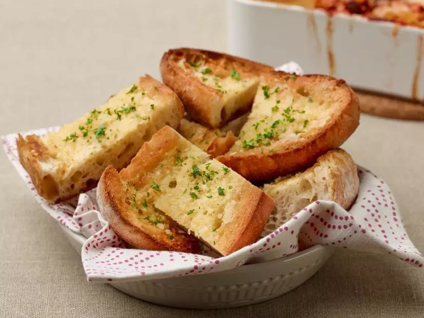 garlic bread 巧克力對另一顆正在吐的巧克力說