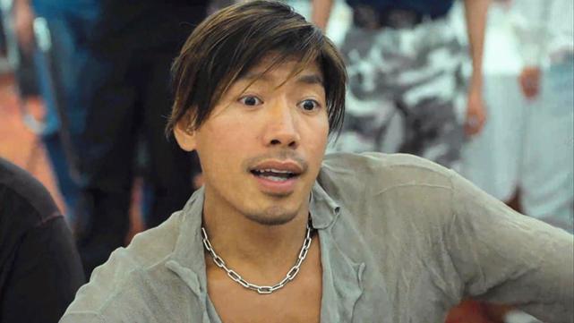 关公像的戏,这个镜头中的张耀扬嗜血狠辣,彻底演出了黑社会老大的派头